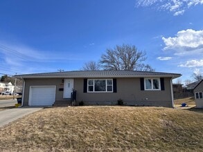 Building Photo - 1694 Earl Dr