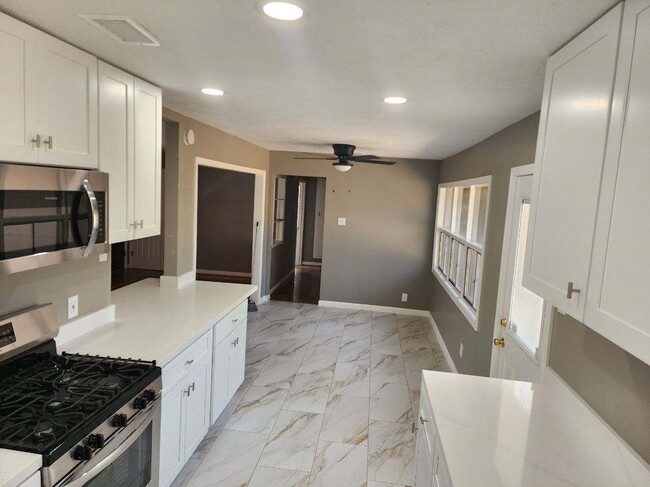 Building Photo - 1853 Huge Oaks St