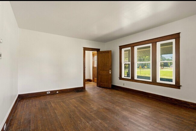 Foto del edificio - Spacious 3-Bedroom Home with Walk-In Closets!