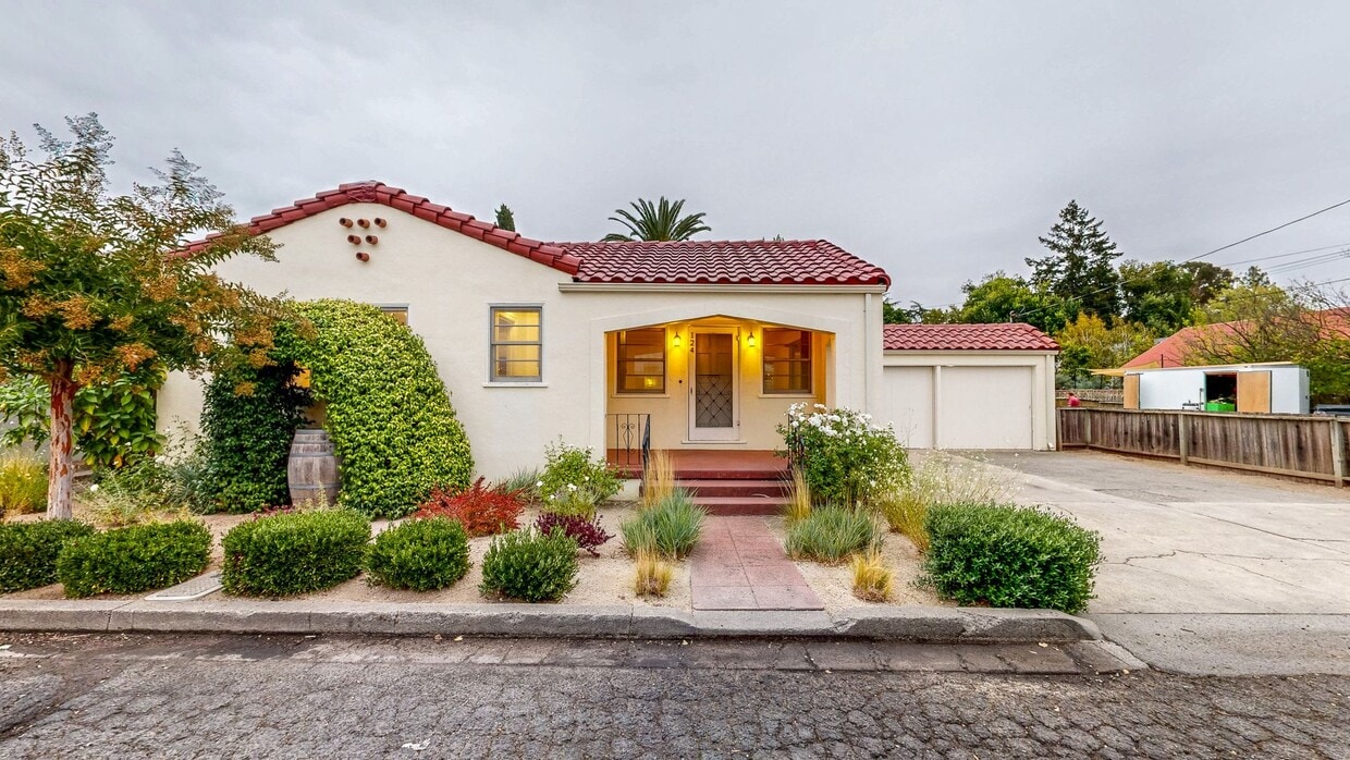 PURE Property Management - Charming 2BR/1... - PURE Property Management -  Charming 2BR/1...