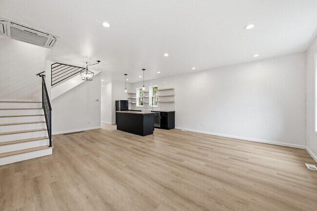 Foto del edificio - $2,750.00, 1-bed , 2-bath Home in Denver with additional Flex Room and Fenced in Backyard.
