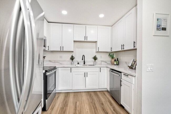 Foto del edificio - Charming Remodeled 2-Bed / 1.5-Bath Condo ...
