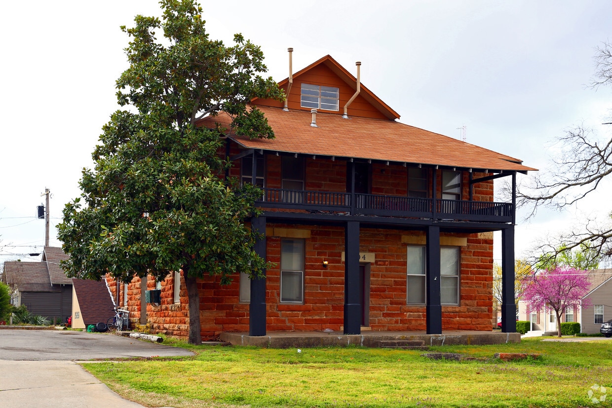 Primary Photo - 504 E Gray St