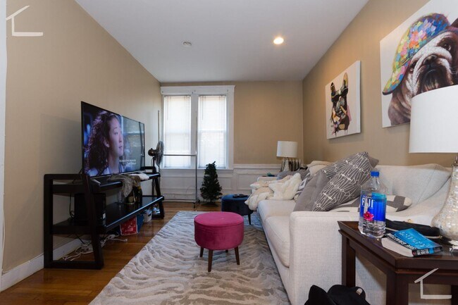 Foto del edificio - HOT BROOKLINE LISTING!!!!!