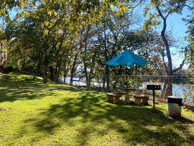 Foto del edificio - 515 Basswood Ave