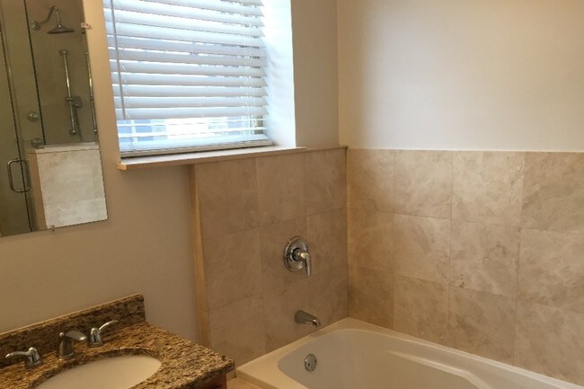 Master Bath - 1421 W Walton St