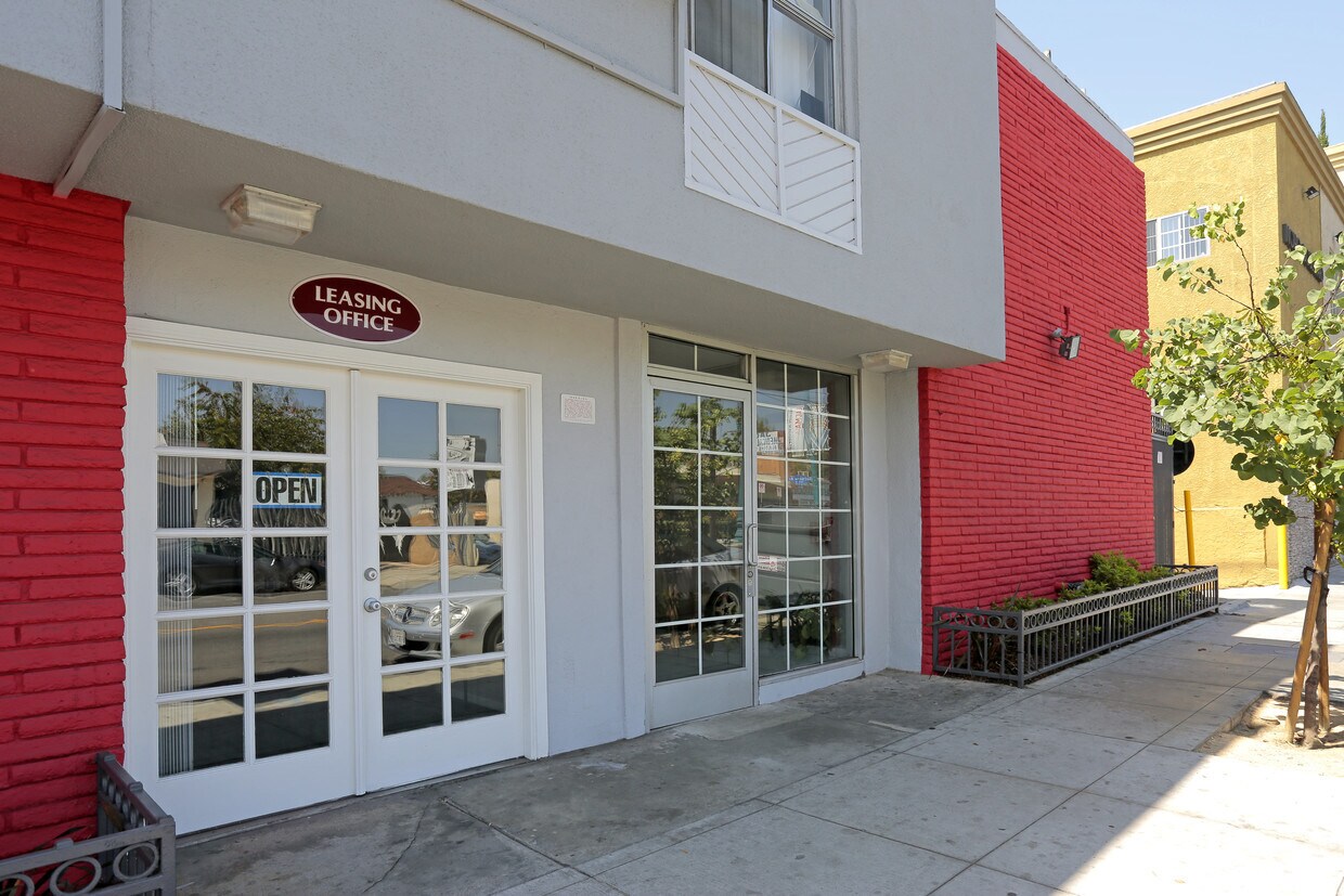 Studio Village Apartments Apartments at 10822 Magnolia Blvd North