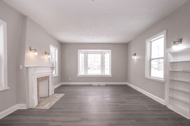 Building Photo - NEWLY RENOVATED! - 3 BED, 1.5 BATH BEAUTIFUL SINGLE- FAMILY HOME.