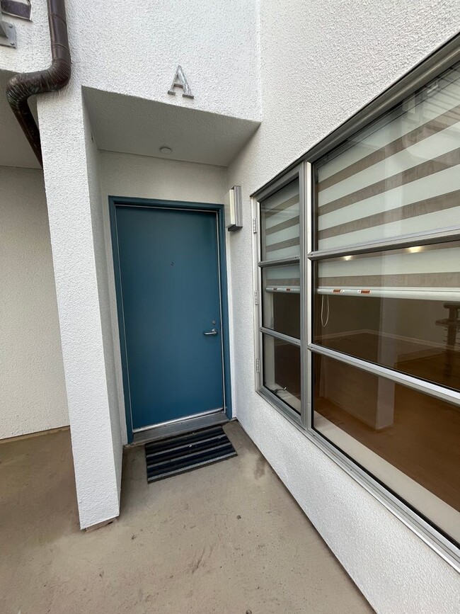 Building Photo - 2 bedroom w/ Large Private Patio and Rooft...