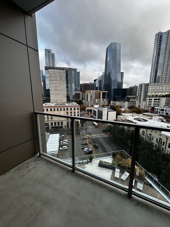 Building Photo - Spacious 930 SF Luxury Condo | Fifth & West | Market District