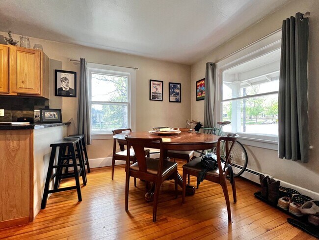Foto del edificio - Amazing Location for a 2-Bedroom, 1-Bathroom Duplex Unit!