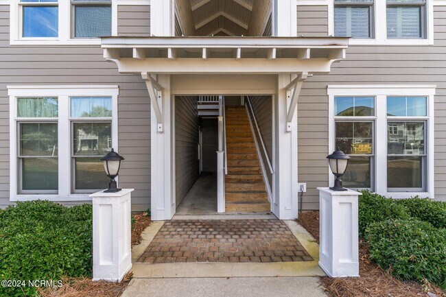 Building Photo - 2537 St James Dr SE