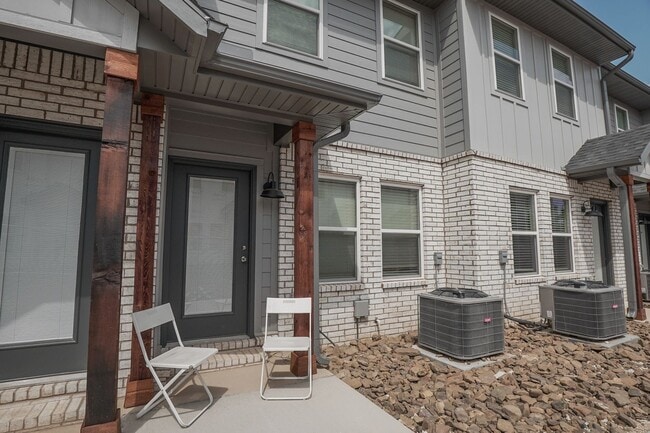 Building Photo - 2 bedroom 2.5 bath home located in Fayette...