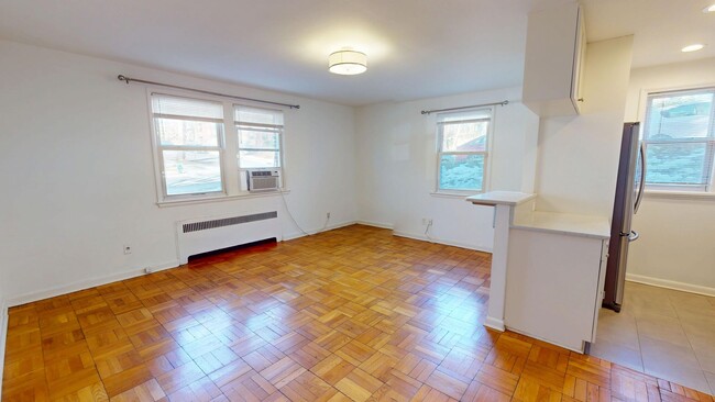 Building Photo - Quiet Glover Park One Bedroom W/Plenty of ...