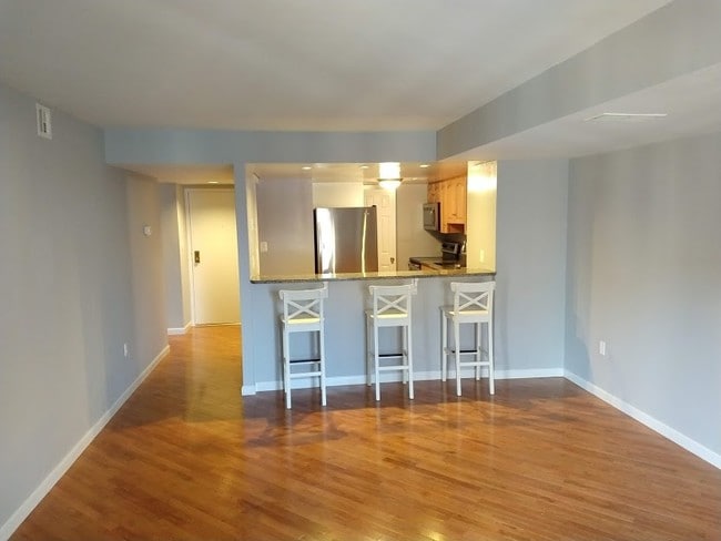 Kitchen Bar - 1600 Prince St Apartment