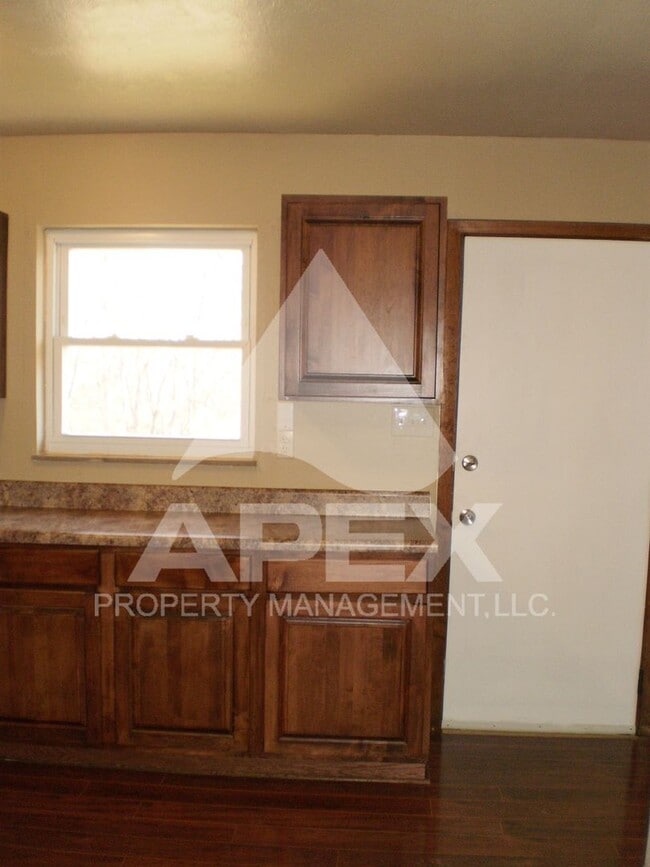 Building Photo - Nice 2 Bd - 1Ba Apartment in Fountain City w/1-Car Carport Parking - End Unit!