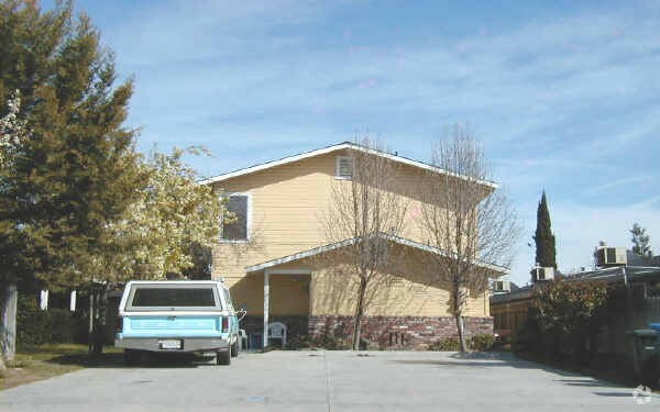 Building Photo - 500 W Hawkeye Ave
