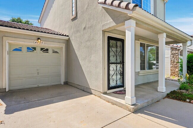 Foto del edificio - $2,540.95 with $300 off the first month's rent, 3 Beds - 1 Bath, Single Family Home in Denver wit...
