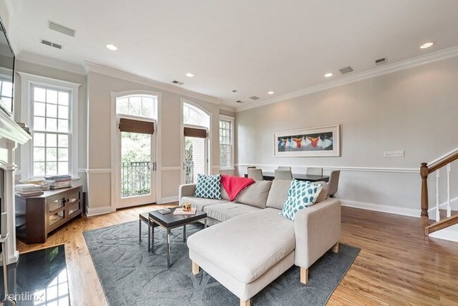 Foto del edificio - 2621 N Wilton Ave