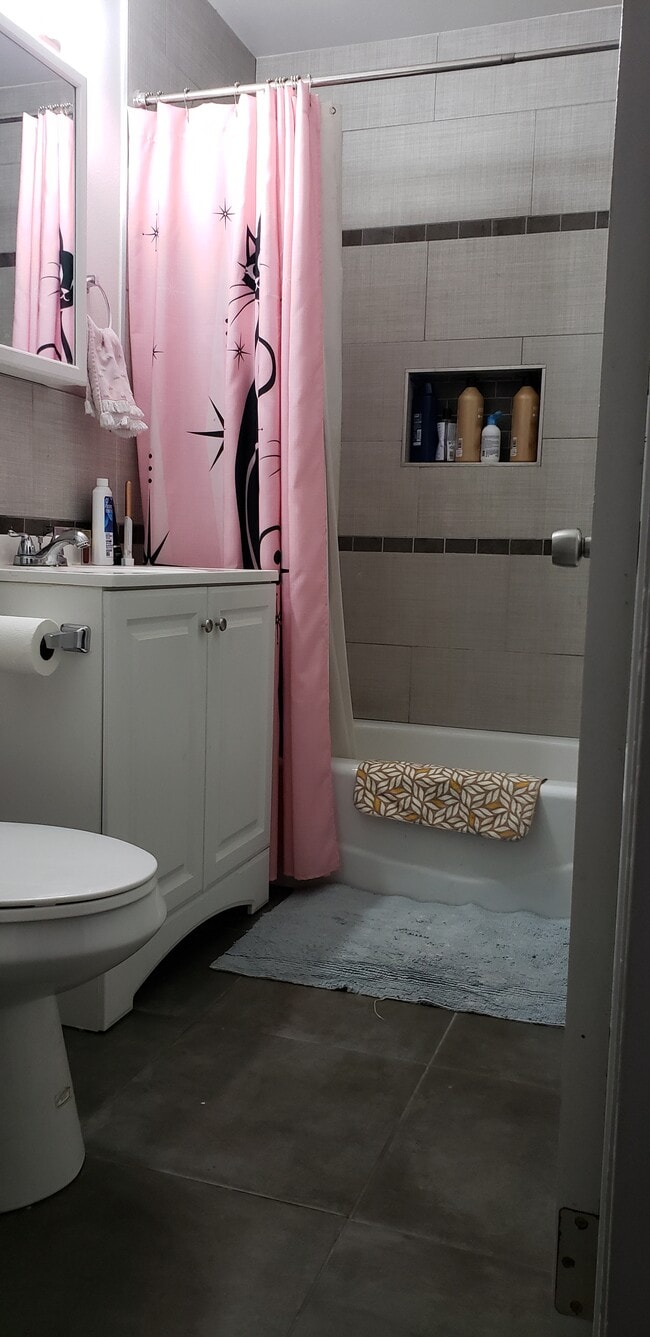 Baño común - 765 W Citrus Edge St