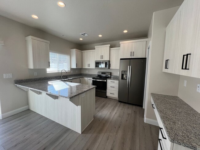 Building Photo - 3 Bed - 2.5 Bath, Large Townhouse - 2 Car ...