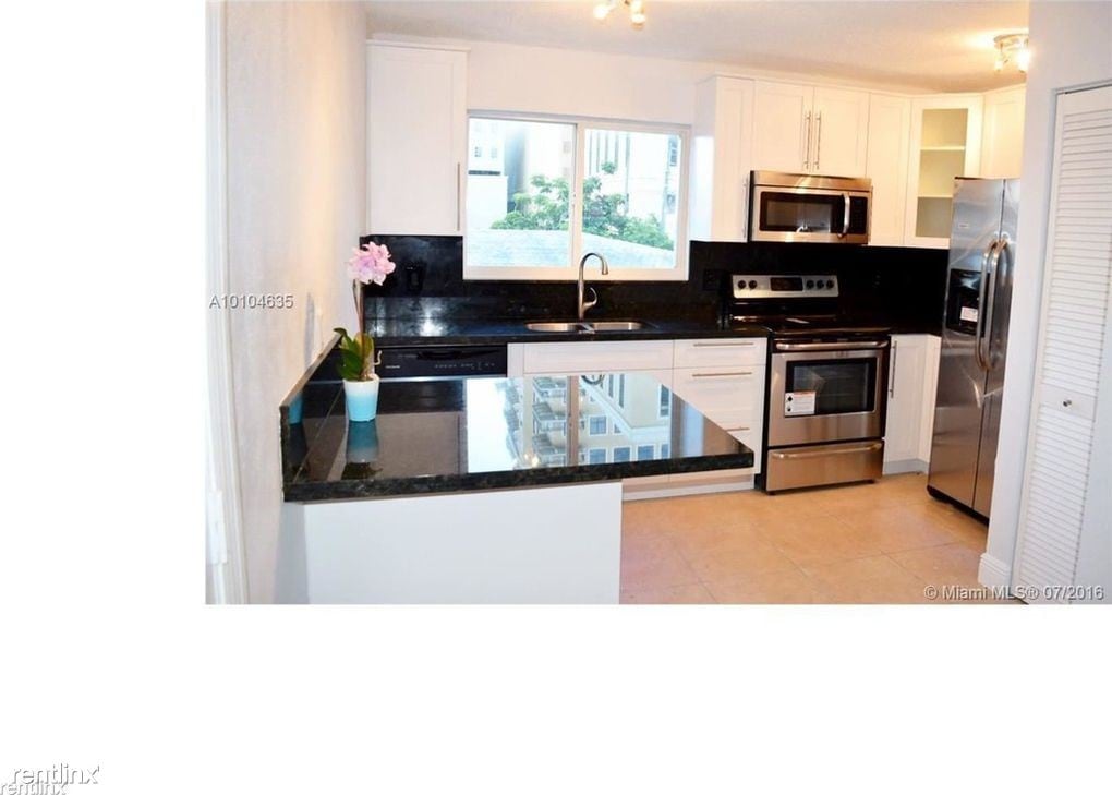 Primary Photo - 2 br, 1 bath Condo - 290 Navarre Ave Apt 305