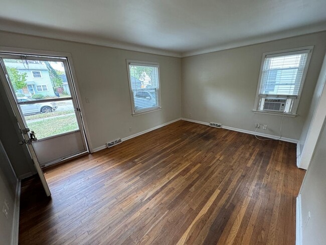 Building Photo - 2 bedroom ranch with garage and fenced yard