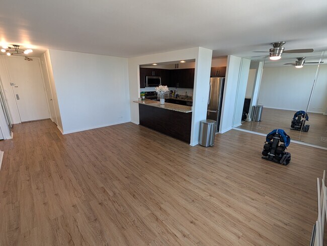 Foto del edificio - 1700 E 56th St