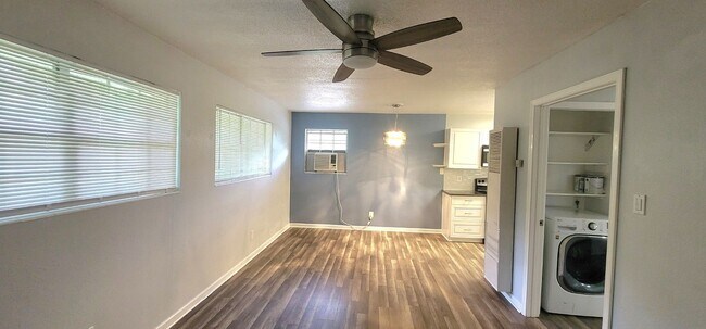 Foto del edificio - RENOVATED 1/1 w/ Deck, Washer/Dryer, & Granite Counters in Walkable Midtown Area! Available Augus...