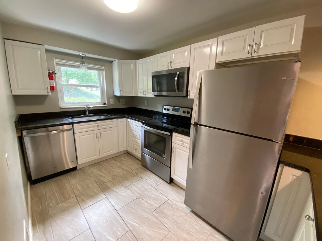 Primary Photo - 7401-7403 Brighton Rd - (23221)