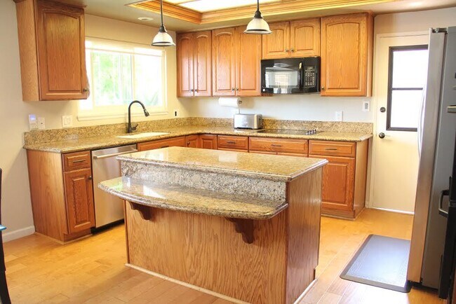 Foto del edificio - Gorgeous 4 Bedroom, 2 Bath in the Lovely Huntington Beach!