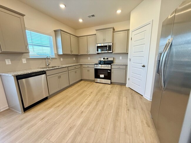 Foto del edificio - New no-fuss townhome close to everything