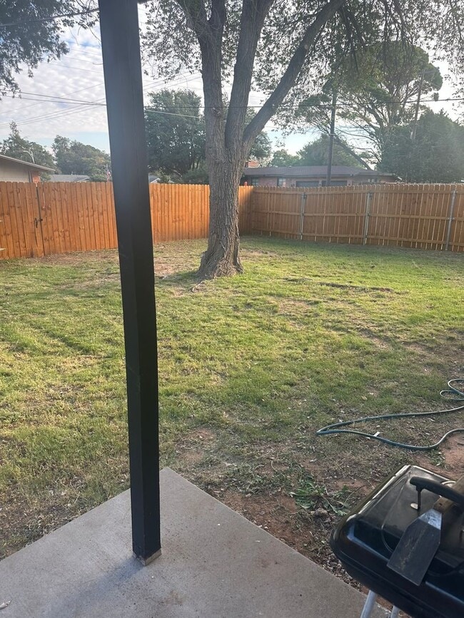 Building Photo - 4 bed 2 bath 1 car garage on Flint Avenue!