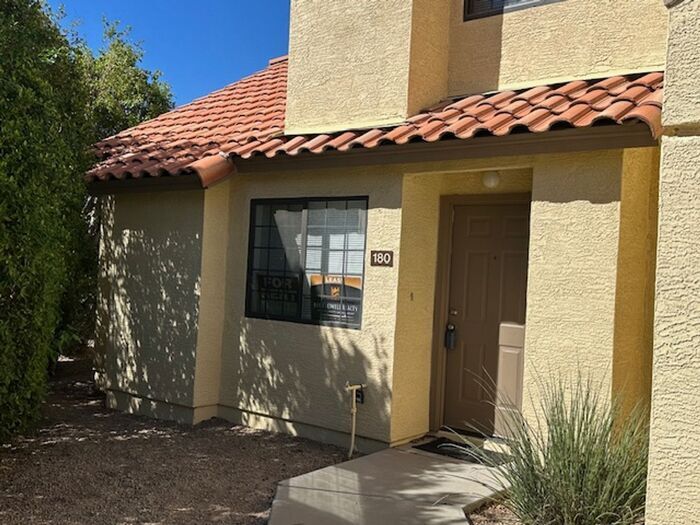 Foto principal - $1,900 With Move In Special 3 Beds-2 Baths...