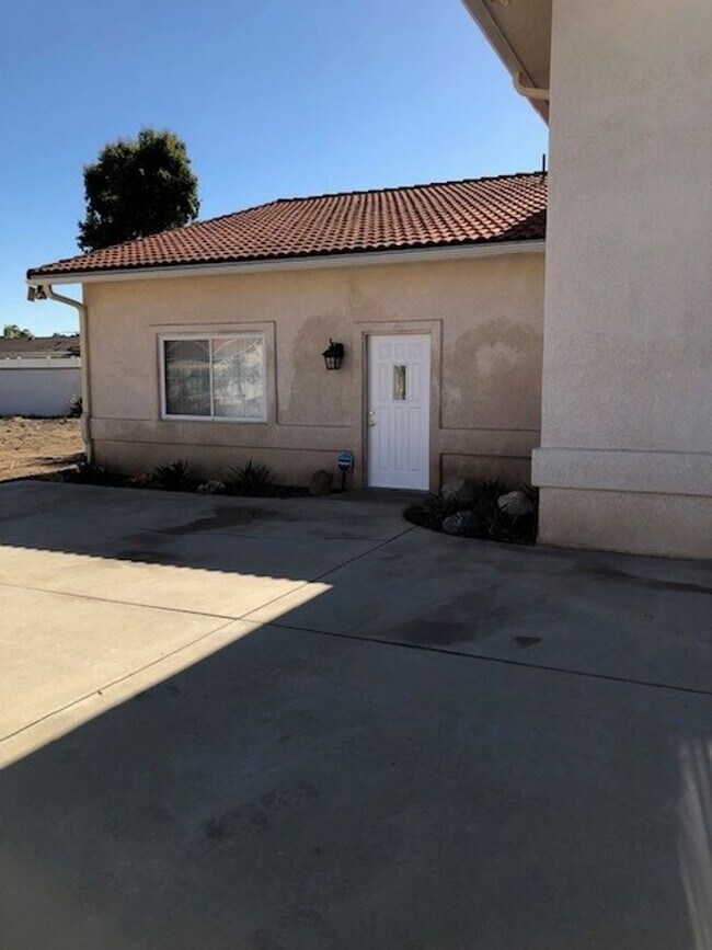 Building Photo - 1 Bedroom/2 Bath Guest House with Garage -...