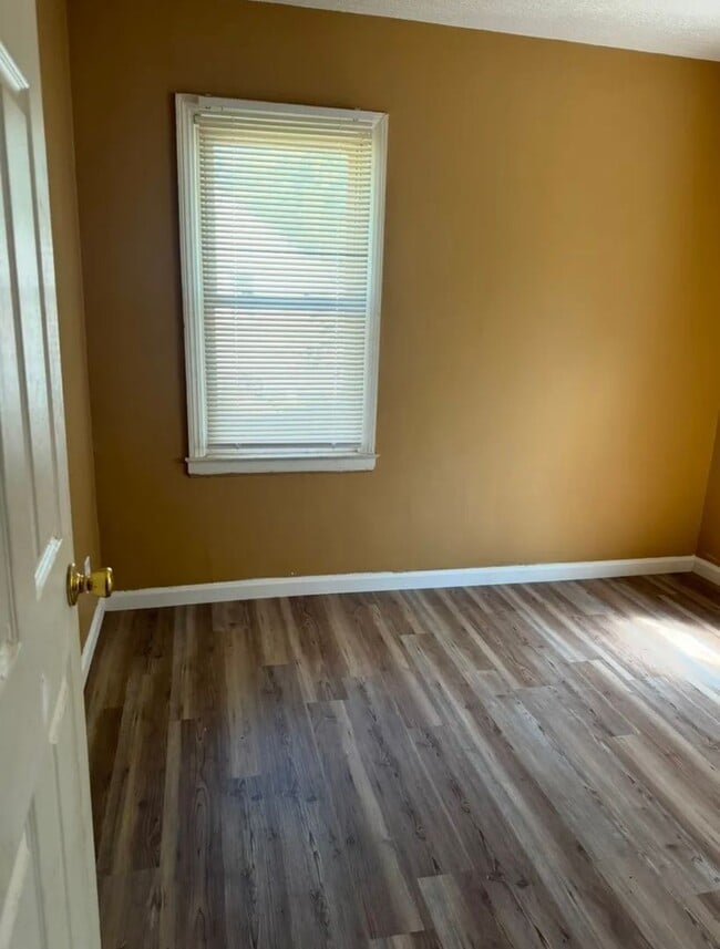 Building Photo - 3 Bedroom move in ready bungalow