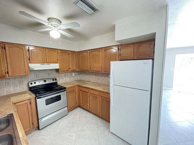 Building Photo - Newly Listed!! 2 Bed/1 Bath Duplex for Ren...