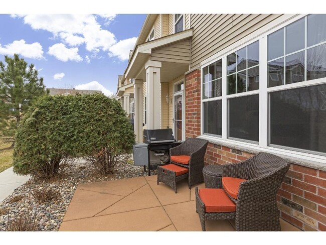 Building Photo - Pristine Woodbury 3 Bedroom Townhouse - Cl...