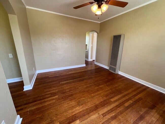 Foto del edificio - Eccentric Garage Apartment in OKC!