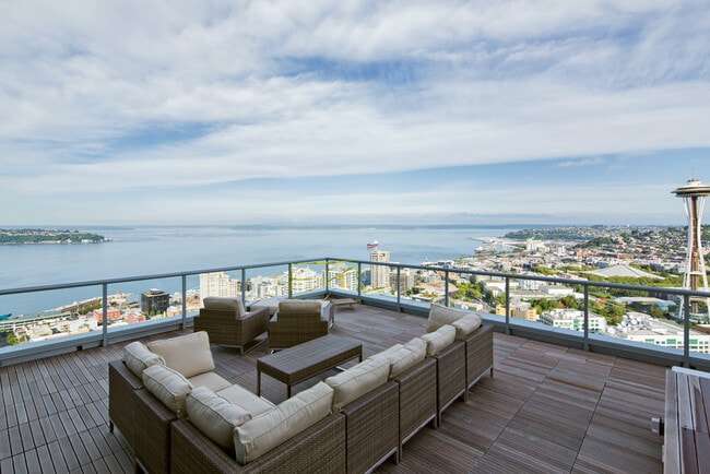 Building Photo - Luxurious 1Bed Condo w/ Den! Welcome to In...
