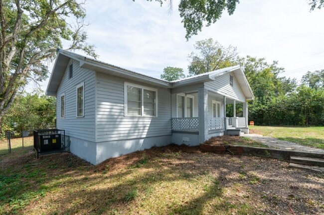 Building Photo - Charming Corner-Lot Home in Bessemer – So ...