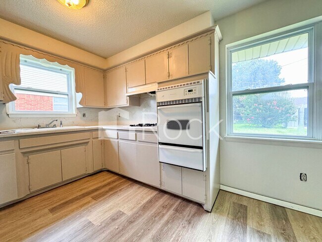 Foto del edificio - 3 Bedroom Home with 2-Car Garage and Covered Parking