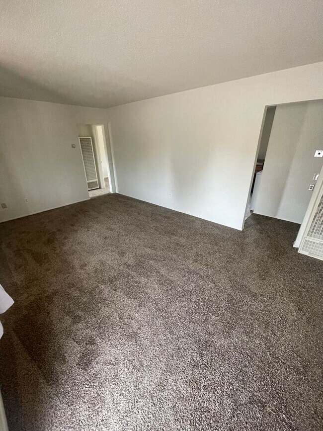 Building Photo - Nice 3 Bedroom/1.75 Bath home located off ...