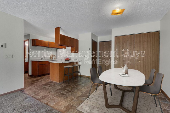 Foto del edificio - 133 Cedar Ct E