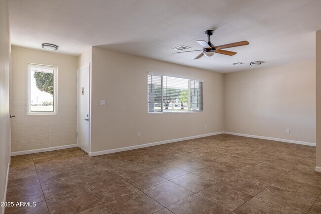 Foto del edificio - 10816 N 109th Ave