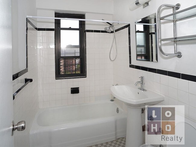 Foto del edificio - 387 Grand St