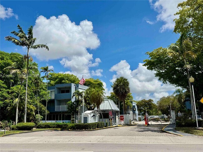 Building Photo - 9375 Fontainebleau Blvd