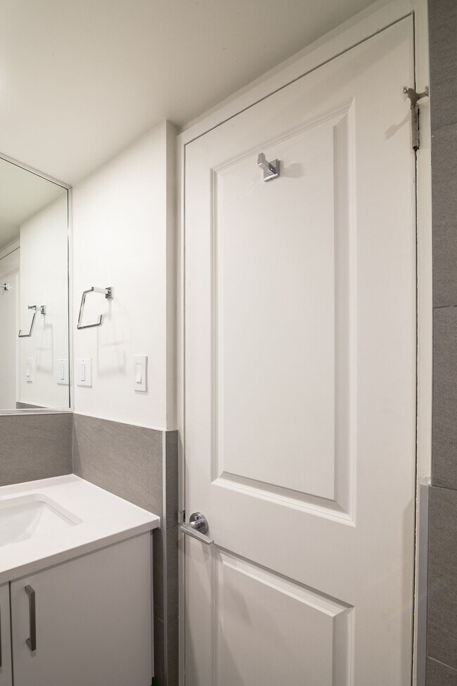 Building Photo - 4800 Maisonneuve Blvd W