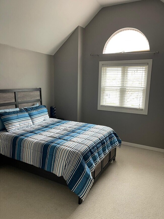 Building Photo - 404 Grace Ave