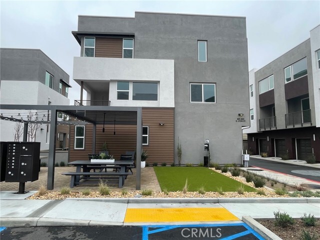 Building Photo - 691 S Lyon St